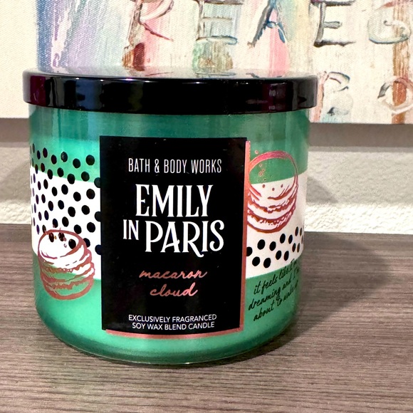 Emily in Paris Macaron Cloud Candle Bath and Body Works - Picture 1 of 3
